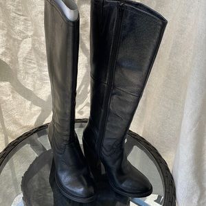 High heel Steve Madden fashion boot hidden zip, excellent barely worn condition
